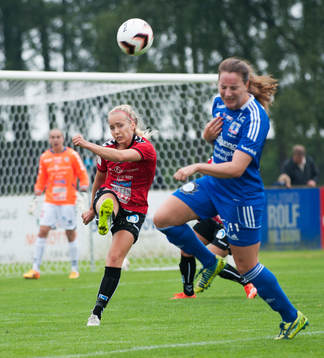 Kristianstads Elisa Vidarsdottir rensar framför Vittsjös