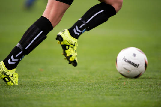 Spelare driver bollen i matchen i damallsvenskan mellan