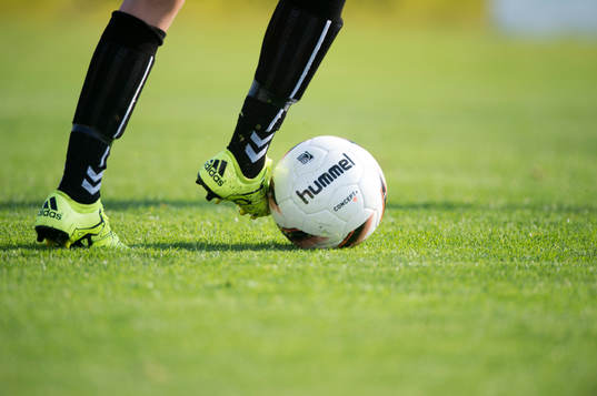Spelare driver bollen i matchen i damallsvenskan mellan