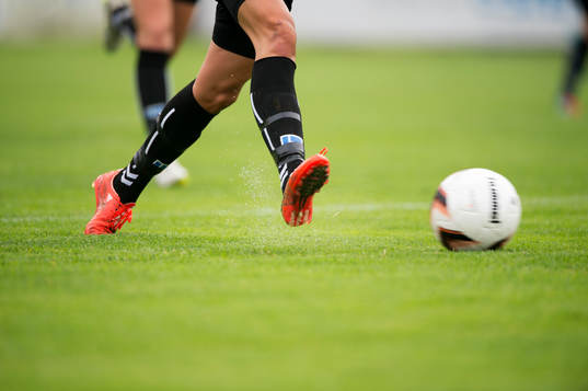 Spelare driver bollen i matchen i damallsvenskan mellan