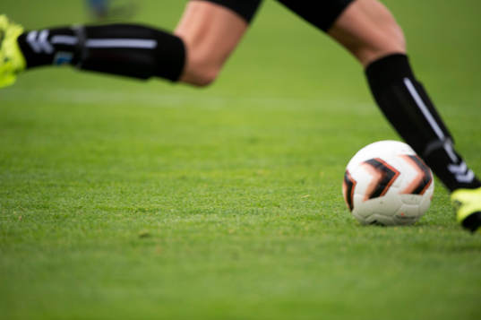 Spelare driver bollen i matchen i damallsvenskan mellan