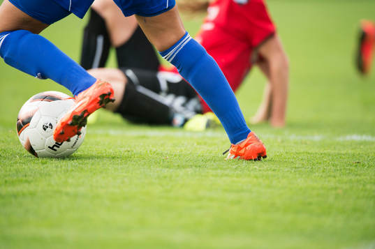 Spelare driver bollen i matchen i damallsvenskan mellan