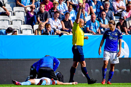 Malmö FFs Anton Tinnerholm liggandes på marken