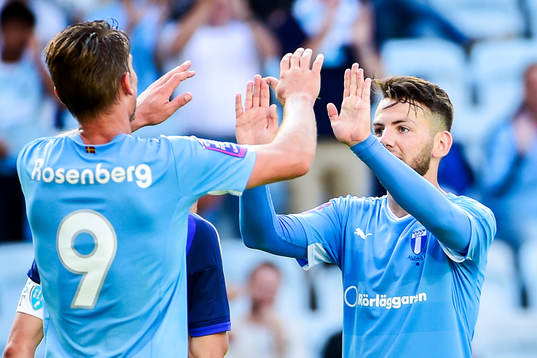 Malmö FFs Markus Rosenberg firar 3-0 med Erdal Rakip som