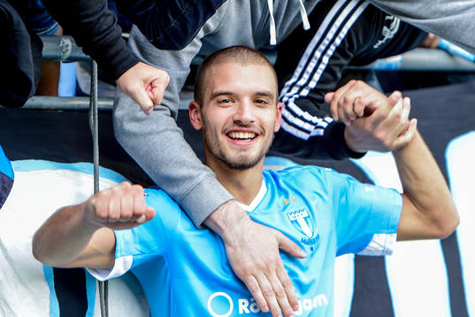 Malmö FFs Vladimir Rodic firar med supportrarna