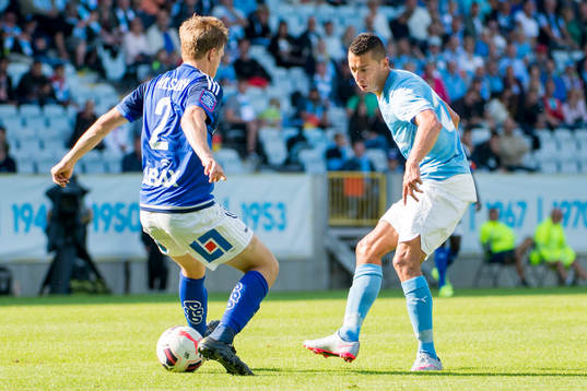 Malmö FFs Nikola Djurjic bevakar Sundsvalls Joakim Nilsson