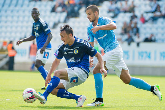 Sundsvalls Adam Chennoufi jagas av Malmö FFs Vladimir Rodic