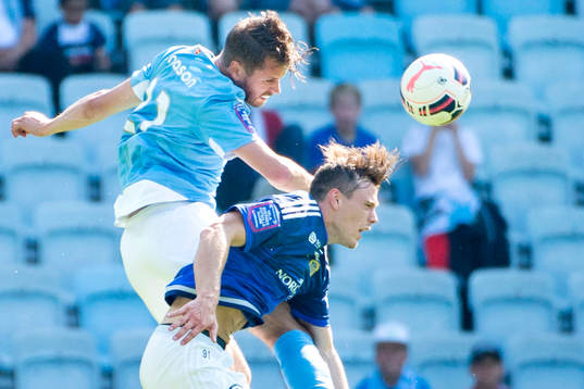 Malmö FFs Kari Arnason nickar över Sundsvalls Rúnar Már