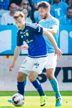 Sundsvalls Johan Eklund jagas av Malmö FFs Kari Arnason
