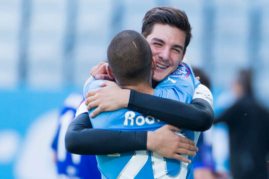 Malmö FFs målvakt Marko Johansson kramar om en spelare i