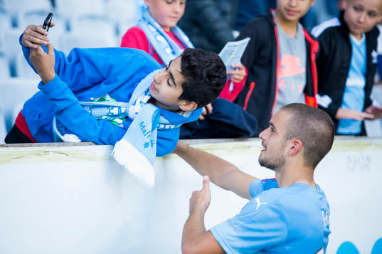 Malmö FFs Vladimir Rodic blir fotograferad av en ung