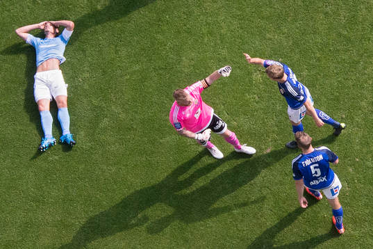 Malmö FFs Markus Rosenberg deppar samtidigt som Sundsvalls