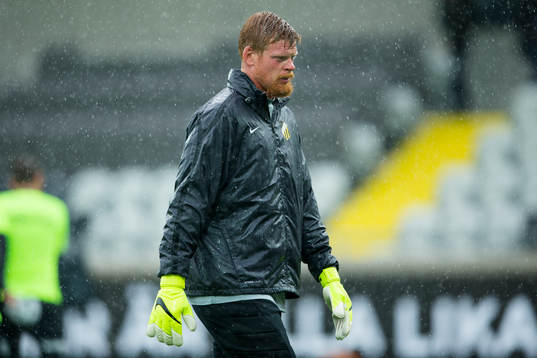 Häckens målvakt Christoffer Källqvist värmer upp innan