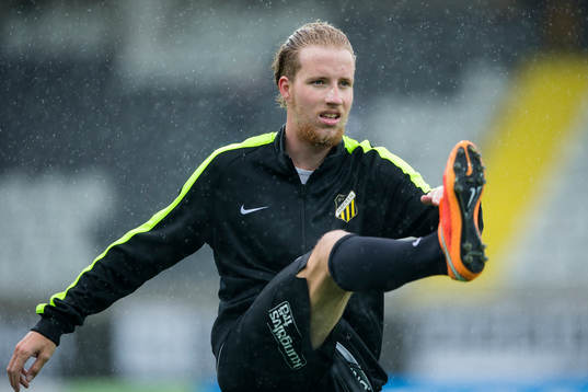 Häckens Samuel Gustafson värmer upp innan fotbollsmatchen