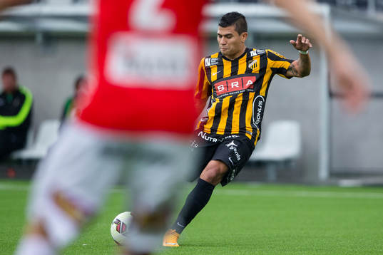 Häckens Paulo De Oliveira skjuter en frispark