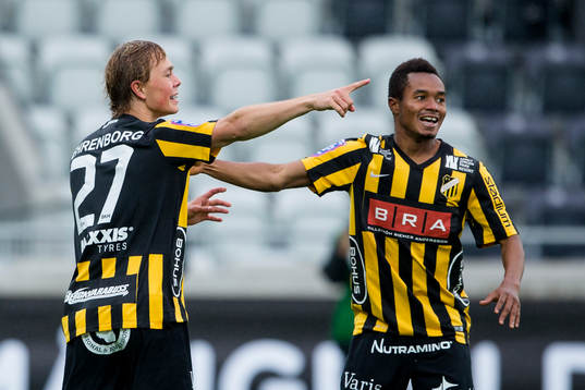 Häckens Joel Andersson jublar ihop med Nasiru Mohammed