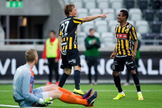 Häckens Joel Andersson jublar ihop med Nasiru Mohammed