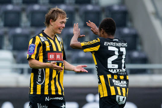 Häckens Joel Andersson jublar ihop med Nasiru Mohammed