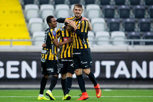 Häckens Joel Andersson kramas om av Nasiru Mohammed och