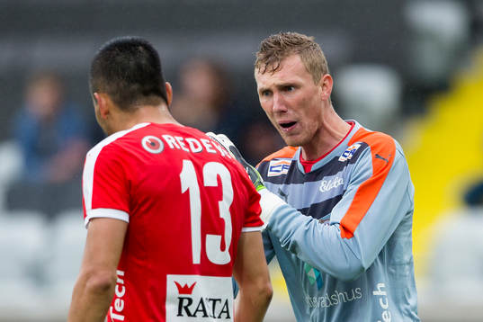 Kalmars målvakt Lars Cramer skäller på Emin Nouri