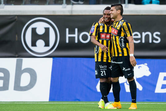 Häckens Nasiru Mohammed blir omkramad av Paulo De Oliveira