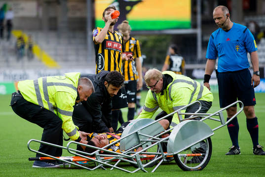 Häckens Paulo De Oliveira tvingas utgå skadad