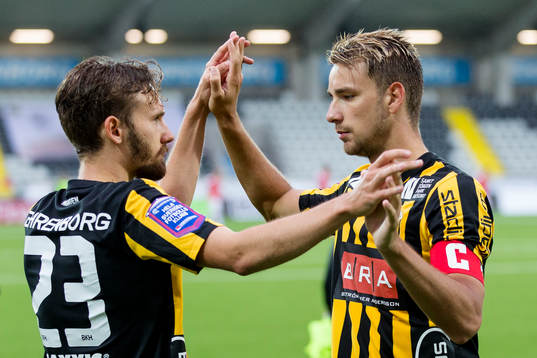 Häckens Simon Sandberg och Jasmin Sudic glad