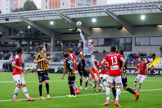 Kalmars målvakt Lars Cramer når högst