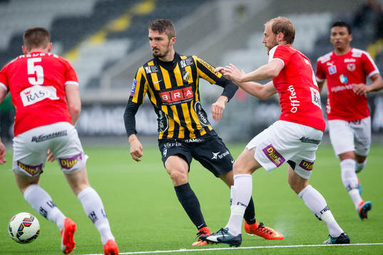 Häckens Dardan Rexhepi mot Kalmars Victor Agardius och