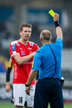 Kalmars David Elm får en varning av domare Robert Daradic