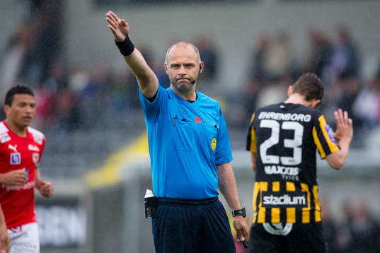 Matchens huvuddomare Robert Daradic