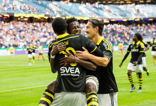 s Henok Goitom gör 4-0 och gratuleras av Stefan Ishizaki