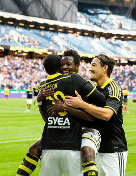 s Henok Goitom gör 4-0 och gratuleras av Stefan Ishizaki