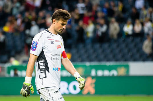 Elfsborgs målvakt Kevin Stuhr Ellegaard ser deppig ut