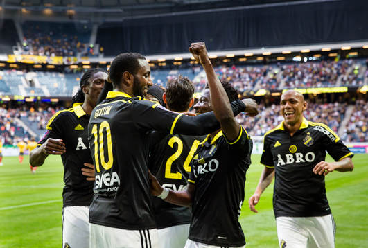 s Henok Goitom gör 4-0 och gratuleras av lagkamrater