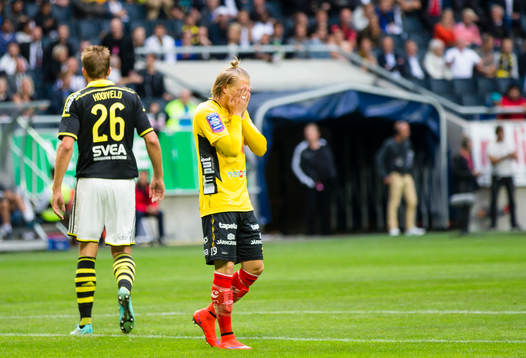 Elfsborgs Simon Hedlund reagerar på en missad målchans