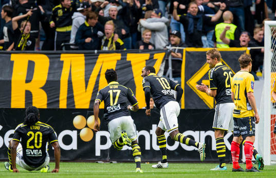 s Henok Goitom (m) firar sitt och AIK:s 1-0 mål