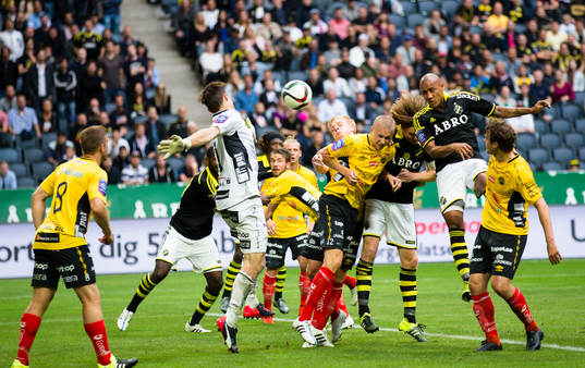 s Alessandro Silva Pereira nickar in 3-0 bakom Elfsborgs