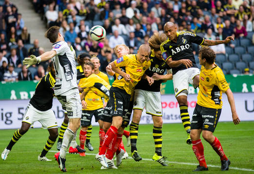 s Alessandro Silva Pereira nickar in 3-0 bakom Elfsborgs