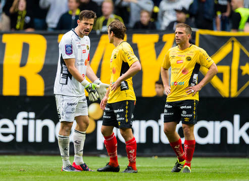 Elfsborgs målvakt Kevin Stuhr Ellegaard diskuterar med