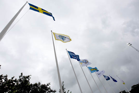 Blåser kraftiga stormbyar före fotbollsmatchen i