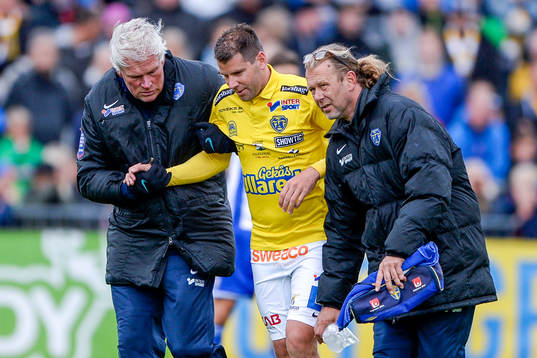 Falkenbergs Stefan Rodevåg lämnar planen skadad