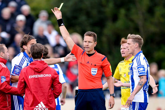 IFK Göteborgs Tom Pettersson får en varning av Domaren