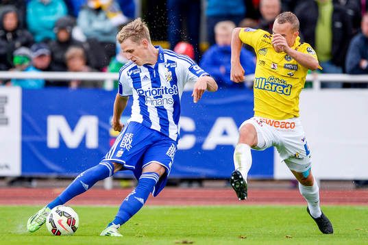 IFK Göteborgs Sören Rieks provar skott