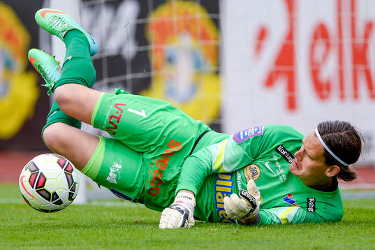 Falkenbergs målvakt Otto Martler räddar skott