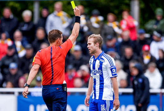 IFK Göteborgs Gustav Engvall får en varning