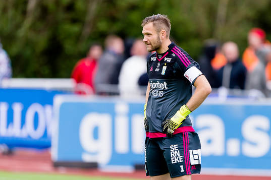 IFK Göteborgs målvakt John Alvbåge deppar