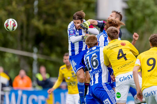IFK Göteborgs målvakt John Alvbåge boxar undan bollen