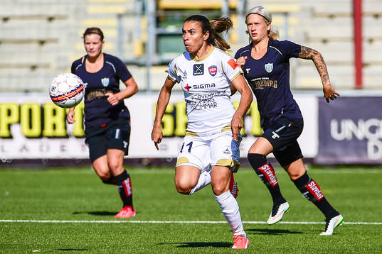 Rosengårds Marta Viera Da Silva jaga av Göteborgs Filippa