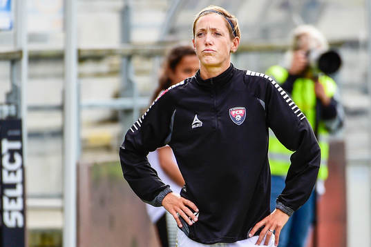 Rosengårds Therese Sjögran övervakar uppvärmningen
